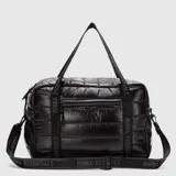 Bolso deportivo tipo duffel de diseño acolchado en color negro. Cuenta con compartimento exterior independiente para calzado, cierre principal con cremallera, asas de mano fijas y correa ajustable extraíble con el logo de la marca estampado.