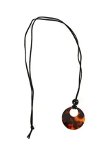 Collar con cordón negro, cuenta con una cuenta negra y un dije circular con estampado carey.