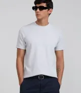 Remera de manga corta, cuello redondo y calce ajustado (slim fit), color gris claro, con textura acanalada vertical.