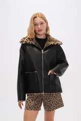Campera de eco-cuero negra con cuello y puños de animal print, cierre frontal con cremallera y bolsillos laterales.