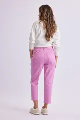Pantalón mom fit de color rosado, confeccionado en denim, con tiro alto y corte relajado en la pierna.