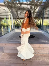 Pantalón de jean azul oscuro con diseño fluido y volados en las piernas.