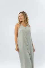 Vestido largo de lino con escote en V, diseño recto y fluido, con cierre frontal abotonado mediante botones de madera.