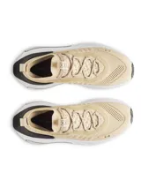 Championes Under Armour modelo Phantom 4, de diseño urbano y técnico. Presentan una capellada de tejido de punto color beige con estructura moldeada, cuello tipo calcetín para mayor ajuste, contrafuerte de TPU en color negro y una entresuela blanca con tecnología de amortiguación UA HOVR™+.