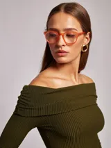 T-shirt de punto acanalado color verde oliva, con escote recto y hombros descubiertos, de manga larga y corte regular.