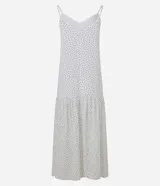Vestido largo de corte evasé confeccionado en crepé, con escote en V, breteles finos ajustables y detalle de ruedo fruncido. Presenta una estampa clásica de lunares.