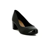 Zapato de tacón cuadrado Beira Rio, color negro con acabado de charol, punta redonda y diseño clásico.