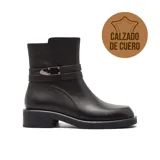 Bota corta de cuero negro con taco bajo cuadrado y detalle de tira decorativa con hebilla metálica en el tobillo.