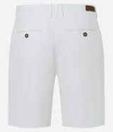 Bermuda masculina slim confeccionada en sarga de algodón con elastano, color beige, con bolsillos laterales tipo chino, bolsillos traseros embutidos con botón, trabillas en la cintura y cierre frontal con botón y cremallera.