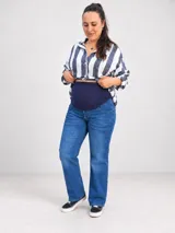Pantalón jean maternal de corte recto, color azul con lavado localizado, confeccionado en denim elastizado. Cuenta con faja maternal alta y suave, y bolsillos delanteros funcionales.