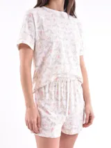 Conjunto de pijama estampado, compuesto por una remera de mangas cortas y un short.