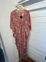 Kaftan largo con estampado floral en tonos turquesa y fucsia, con detalles de guarda pampa en los bordes.