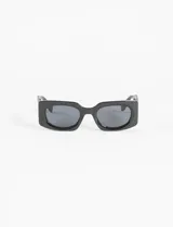 Lentes de sol con marco rectangular envolvente color carey y patillas anchas. Incluyen protección UV y estuche de tela.