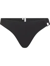 Bombacha de bikini negra con diseño curvo y hebilla lateral.