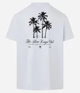 Remera masculina color blanco, modelo Comfort, de manga corta y cuello redondo. Presenta una pequeña estampa frontal con texto y una estampa grande de palmeras en la espalda.