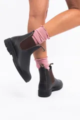 Botas de cuero marrón con elástico marrón en los laterales. Suela de TPU duradera y antideslizante. Entresuela acolchada para mayor comodidad. Sistema SPS Max Comfort para una excelente absorción de impactos.