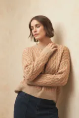 Sweater color beige con diseño de jacquard a dos tonos, de manga larga y cuello a la base.