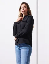 Camisa de manga larga marca Alex & Jordan, color negro, con cuello camisero, cierre frontal con botones y dos bolsillos aplicados en el pecho.