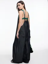 Enterito de denim suave confeccionado en 100% lyocell, con escote recto y breteles finos regulables que se ajustan en la espalda. Presenta una silueta amplia de pierna recta, caída fluida, bolsillos traseros aplicados y costuras a contratono.