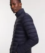 Campera puffer ultraligera de cuello alto con cierre frontal por cremallera y bolsillos laterales. Diseño acolchado con relleno sintético.