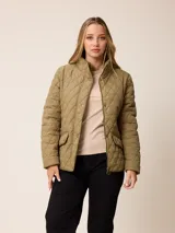 Campera acolchada de diseño matelassé, color negro, con cuello alto, cierre frontal con cremallera y botones a presión, y bolsillos delanteros con solapa.