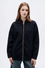 Campera bomber negra de manga larga, con cierre frontal y bolsillos.