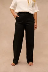 Pantalon negro de vestir de corte recto y tiro alto, con bolsillos traseros ojal.
