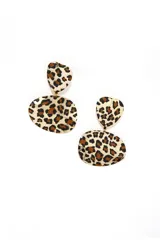 Par de caravanas colgantes con diseño de animal print.