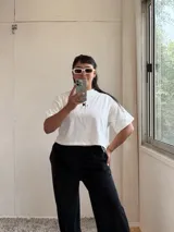 Remera blanca de corte cuadrado con logo bordado en negro.