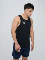 Musculosa deportiva Umbro modelo Lume, color azul marino, con cuello redondo y logo blanco impreso en el pecho.