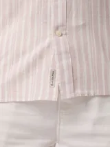 Camisa de hombre de manga larga con rayas verticales en tonos verde claro y blanco. Confeccionada en una mezcla de lino y algodón, presenta cuello abotonado y bolsillo en el pecho.