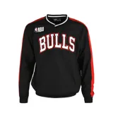 Buzo de entrenamiento NBA de los Chicago Bulls, color negro con detalles en rojo en las mangas y cuello. Presenta el logo de la NBA en el pecho y el nombre del equipo estampado en el frente.
