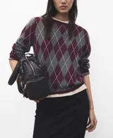 Jersey de punto con diseño de rombos (argyle) en tonos bordó, gris y blanco, de manga larga y cuello redondo.