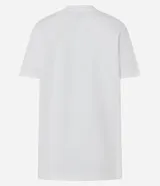 Remera blanca de algodón con cuello redondo y manga corta. Presenta un estampado grande de un oso de peluche con una camiseta roja que dice "LOVE" y un perro, rodeados de texto en color marrón.