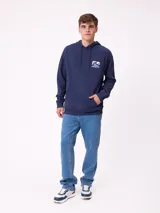 Canguro blanco con capucha y cordones ajustables. Presenta un estampado grande en la espalda con formas abstractas en tonos de azul y gris, y la palabra "RUSTY" en azul.