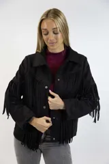 Campera de gamuza marrón con flecos colgantes en el pecho, la espalda y a lo largo de las mangas. Cuenta con solapas clásicas y cierre frontal con botones a presión metálicos.