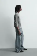 Sweater relaxed fit de canalé, color negro con efecto lavado, cuello redondo y manga larga con acabados en rib.