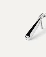 Aro individual de plata con colgante en forma de gota.