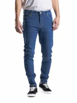 Pantalón de jean corte slim fit, color azul clásico, con cierre de botones y bolsillos laterales y traseros.