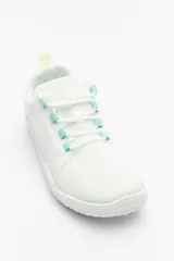 Zapatilla minimalista tipo barefoot de color verde menta, con diseño de suela plana y flexible, confeccionada en material textil transpirable con cordones a tono.