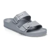 Sandalia Birkenstock modelo Arizona, confeccionada en material EVA ligero y resistente al agua. Presenta diseño de dos correas ajustables con hebillas del mismo tono y plantilla anatómica.