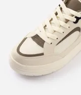 Championes de hombre Renner modelo Street, color beige con detalles en marrón y negro. Presentan un diseño robusto con suela voluminosa, recortes texturizados y cierre de cordones.