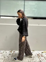 Sweater tejido color verde militar, de manga larga con puños ajustados.