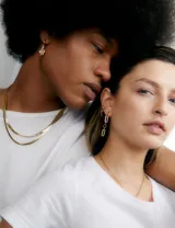 Aros colgantes dorados de acero quirúrgico hipoalergénico, con eslabones rectangulares.