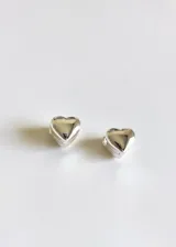 Par de aros plateados en forma de corazón con cierre huggie.
