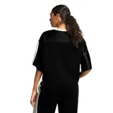 Remera deportiva Adidas de corte cropped, confeccionada en tejido de malla negro. Presenta cuello en V con detalles en blanco y beige, mangas cortas con las icónicas tres tiras blancas y el logo de la marca estampado en el frente.