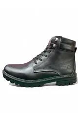 Botas de cuero marrón para hombre, con cordones, suela dentada y detalles de costuras visibles.