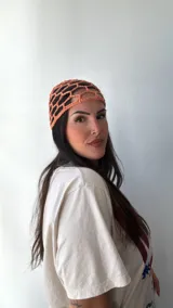Gorro tipo bucket tejido al crochet, color naranja brillante, con diseño de red.