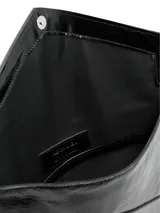 Sobre de fiesta de cuero charol negro con diseño tipo sobre y solapa en punta. Incluye una correa de mano desmontable.