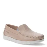 Mocasines de cuero color beige con empeine perforado, costuras decorativas en el borde y suela de goma blanca con diseño dentado.